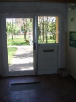 INEGO - Prístupové a komunikačné systémy - Bratislava - Vrakuňa, Toryská 36-40 - Al lišta na dverách hlavného vchodu